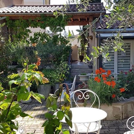 Maison d'Hôtes et Roulotte Le 6 Bis Romans-sur-Isère Exterior foto