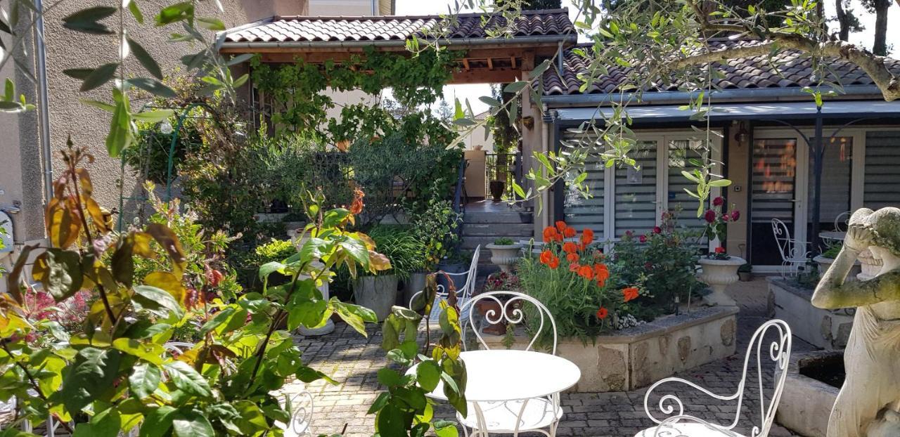 Maison d'Hôtes et Roulotte Le 6 Bis Romans-sur-Isère Exterior foto