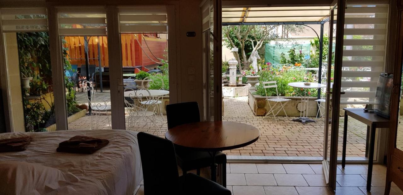 Maison d'Hôtes et Roulotte Le 6 Bis Romans-sur-Isère Exterior foto